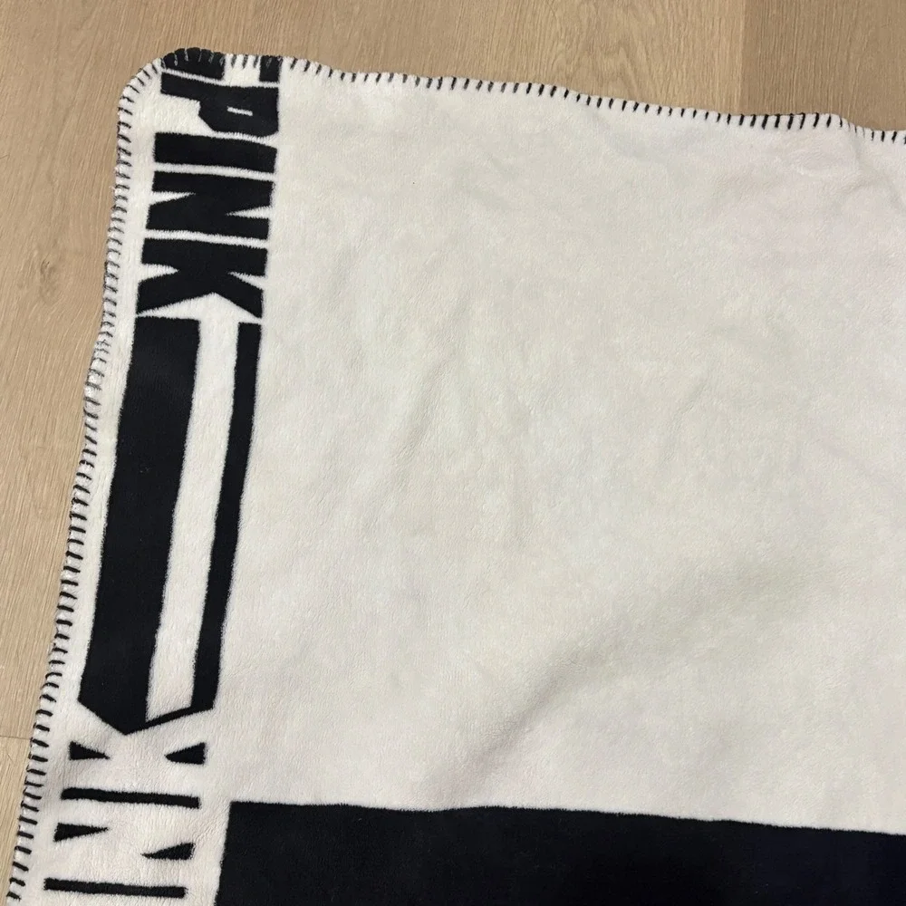 Victorias Secret PINK Y2K Fleece Throw Blanket Leopard Colorblock Logo 50x60 VS